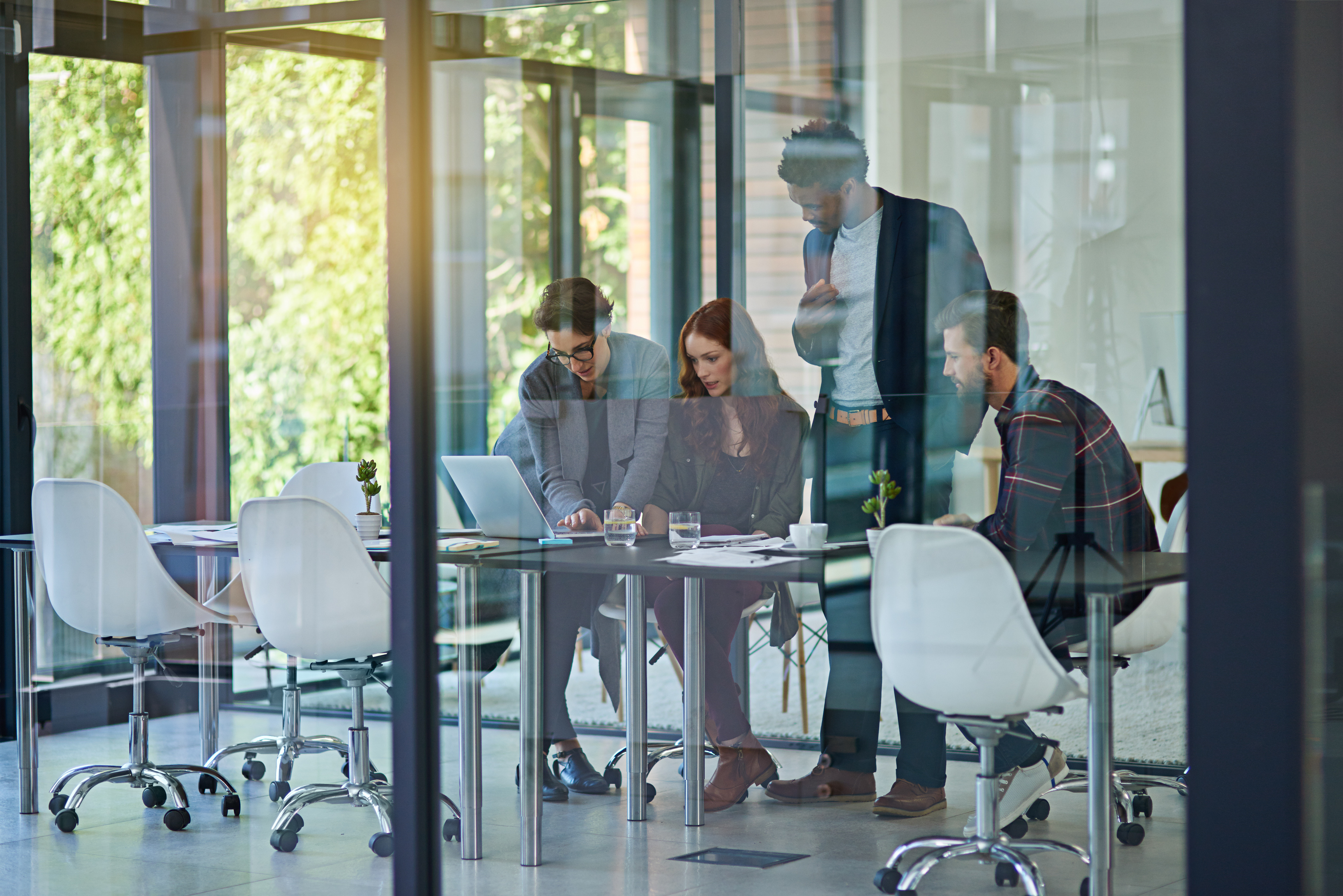 Zespół pracujący wspólnie w nowoczesnym biurze